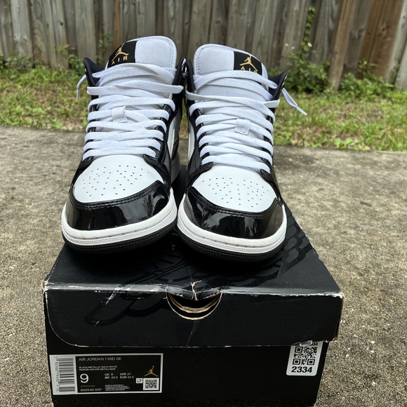 Jordan Black and White Athletic Shoes Classic Design - Picture 6 of 10